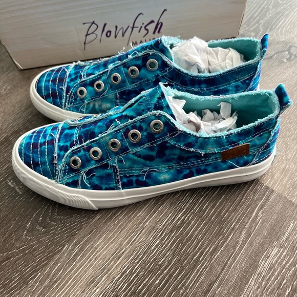 NEW Blowfish Women’s size 8 Blue Tie-Dye Slip on Sneakers - Picture 2 of 4